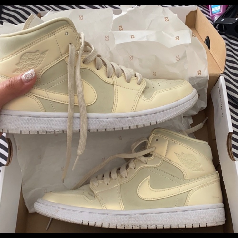 Jordan 1 mid SE